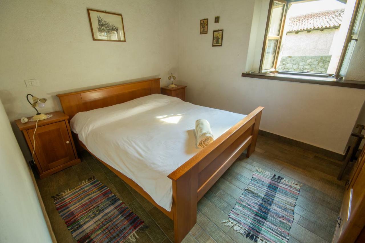 Holiday Homes Poli Svetega Antona Gracisce Экстерьер фото
